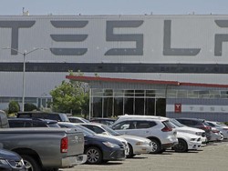 Hacker Rusia Sogok Karyawan Tesla Serang Pabrik Pakai Malware