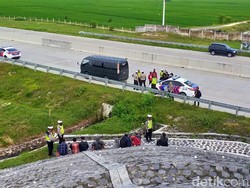Polisi Tangkap Basah Mobil Travel yang Turunkan Pemudik di Overpass Tol Ngawi
