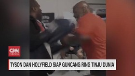 VIDEO: Mike Tyson & Holyfield Siap Guncang Ring Tinju Dunia