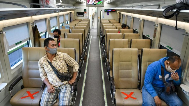 Sejumlah penumpang dengan mengenakan masker di dalam gerbong kereta api luar biasa relasi Gambir-Surabaya Pasar Turi lintas selatan di Stasiun Gambir, Jakarta, Selasa (12/5/2020). PT Kereta Api Indonesia (KAI) mengoperasikan kereta api luar biasa (KLB) jarak jauh untuk melayani penumpang yang dikecualikan sesuai aturan pemerintah dengan penerapan protokol pencegahan COVID-19 yang ketat hingga 31 Mei 2020 mendatang. ANTARA FOTO/M Risyal Hidayat/foc.