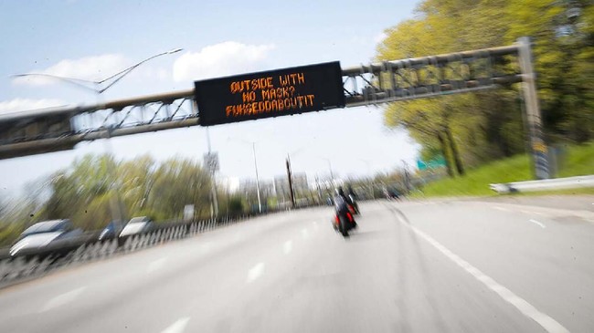 FOTO : Duet Ladybikers Salurkan Bantuan untuk Warga New York