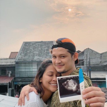 Bunga Jelitha Positif Hamil Anak Pertama dengan Syamsir Alam