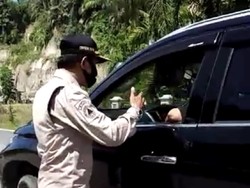 Anggota DPRD Pasaman Cekcok dengan Petugas PSBB Dihukum Bagi-bagi Sembako