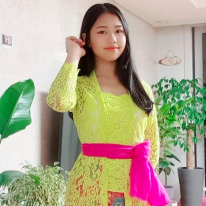 <p>Ko Soobin, putri sulung Yannie Kim sudah gadis lho, Bunda. Usianya kini memasuki 15 tahun. Cantik dan anggun pakai kebaya Bali. (Foto: Instagram @yannie_kim)</p>