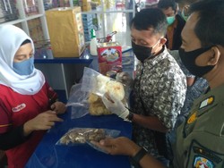 Razia Swalayan, Petugas Temukan Banyak Mamin Tak Layak Edar di Situbondo
