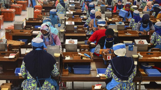 Menteri Ketenagakerjaan (Menaker) Ida Fauziyah mengizinkan pengusaha berorientasi ekspor memangkas upah pekerja/buruhnya maksimal 25 persen.