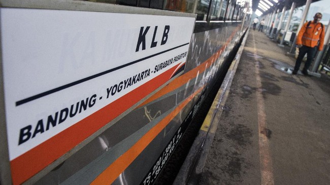 Penumpang melintas di samping gerbong Kereta Api Luar Biasa (KLB) jurusan Bandung - Surabaya Pasar Turi di Stasiun Bandung, Jawa Barat, Selasa (12/5/2020). PT Kereta Api Indonesia (Persero) mengoperasikan enam perjalanan KLB pada 12-31 Mei 2020 dan masyarakat yang diperbolehkan menggunakan KLB hanya yang memenuhi syarat diantaranya pekerja di penanganan COVID-19, pertahanan, keamanan, kesehatan, kebutuhan dasar, fungsi ekonomi penting, perjalanan darurat pasien atau orang yang memiliki keluarga inti sakit keras atau meninggal dan repatriasi. ANTARA FOTO/M Agung Rajasa/foc.