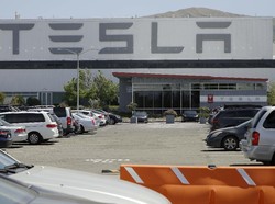 Tangis Karyawan Tesla Usai Kena PHK Elon Musk
