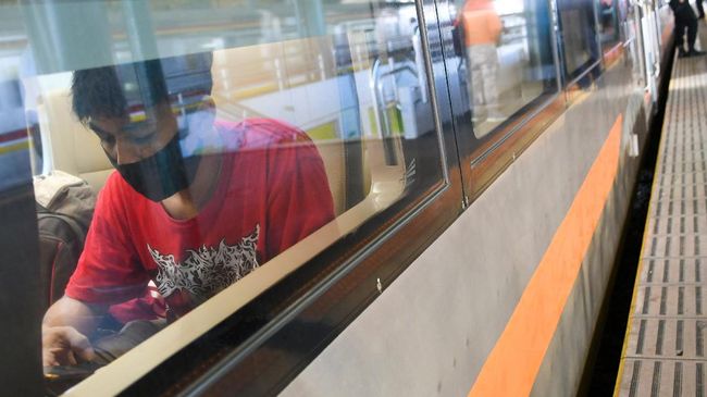 Penumpang mengenakan masker di dalam gerbong kereta api luar biasa relasi Gambir-Surabaya Pasar Turi lintas selatan di Stasiun Gambir, Jakarta, Selasa (12/5/2020). PT Kereta Api Indonesia (KAI) mengoperasikan kereta api luar biasa (KLB) jarak jauh untuk melayani penumpang yang dikecualikan sesuai aturan pemerintah dengan penerapan protokol pencegahan COVID-19 yang ketat hingga 31 Mei 2020 mendatang. ANTARA FOTO/M Risyal Hidayat/foc.