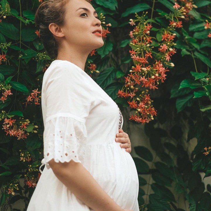 <p>Tak terasa, kini kehamilan mantan VJ MTV itu sudah memasuki usia 7 bulan. Baby bump-nya makin besar, sisi keibuannya makin nampak dan bersinar. (Foto: Instagram @riantic)</p>