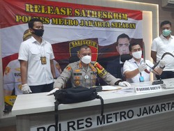 Detik-detik Aksi Begal Sadis Bacok Korban di Pasar Minggu
