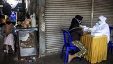 RAPID TEST DI PASAR TRADISIONAL Petugas kesehatan melakukan pemeriksaan cepat atau rapid test COVID-19 di Pasar Larangan, Sidoarjo, Jawa Timur, Rabu (6/5/2020). Dinas Kesehatan kabupaten Sidoarjo melakukan rapid test secara acak terhadap pedagang dan pembeli terkait adanya salah satu pedagang di pasar tersebut positif terpapar virus Corona (COVID-19). ANTARA FOTO/Umarul Faruq/aww.