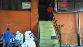 img-title Didatangi Petugas untuk Tes Swab, Pedagang Pasar di NTB Kabur