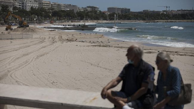 The deserted Croisette beach is pictured empty due to measures put in place to stop the spread of the coronavirus in Cannes, southern France, Tuesday, May 12, 2020.  The Cannes Film Festival won't kick off as planned on Tuesday. The festival's 73rd edition has been postponed indefinitely, part of the worldwide shutdowns meant to stop the spread of the coronavirus. (AP Photo/Daniel Cole)