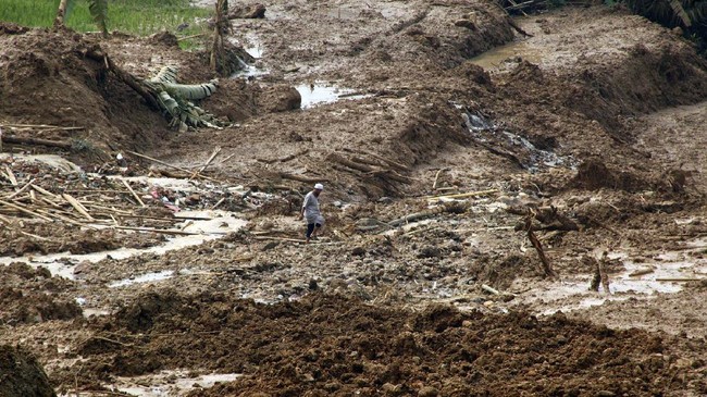 Banjir bandang juga membuat belasan rumah, satu pondok pesantren terdampak. Satu rumah rusak berat dan beberapa jembatan penghubung kampung putus.