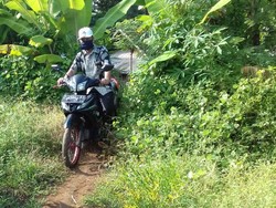 Guru di Jawa Barat Datangi Muridnya yang Tak Punya HP untuk Belajar Online