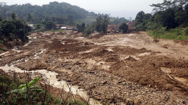 Bencana longsor terjadi di Pangandaran, Jawa Barat akibat hujan lebat. Dua orang meninggal dunia.