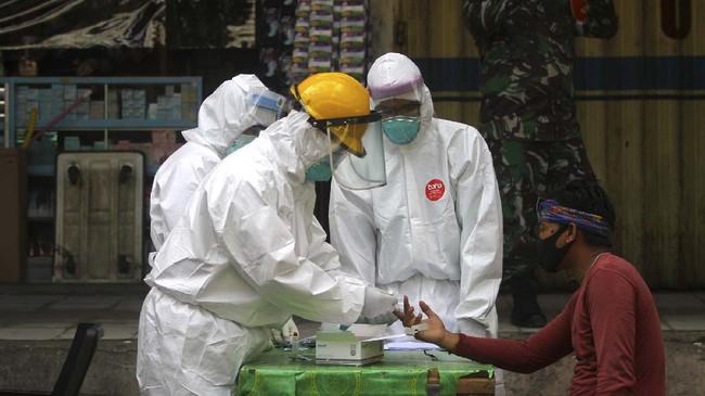 Petugas kesehatan melakukan pemeriksaan cepat  atau rapid test COVID-19 di Pasar Sentra Antasari, Banjarmasin, Kalimantan Selatan, Senin (4/5/2020). Dinas Kesehatan Kota Banjarmasin melakukan rapid test secara acak terhadap juru parkir, pedagang dan orang-orang  yang berpotensi terpapar COVID-19 saat beraktivitas di ruang publik. ANTARA FOTO/Bayu Pratama S/pras.