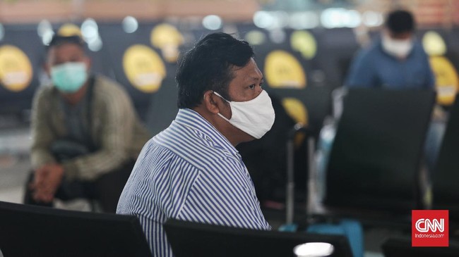 Calon penumpang melaporkan berkas kelengkapan perjalanan di posko pengendalian percepatan penanganan covid-19 Terminal 3 Bandara Soekarno Hatta, Tangerang, Banten, Rabu 13 Mei 2020. CNNIndonesia/Safir Makki