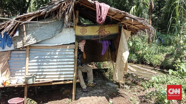 Nenek Rusmi, kelahiran tahun 1949. Hidup sebatang kara disebuah rumah miliknya yang sudah reyot dan nyaris ambruk di Desa Kamaruton, Kecamatan Kragilan, Kabupaten Serang, Banten.