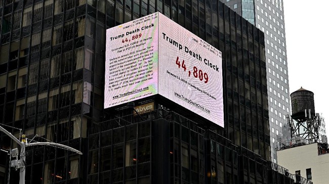 NEW YORK, NEW YORK - MAY 08: A Trump Death Clock which calculates the portion of U.S. COVID-19 deaths caused by President Trumps delayed response to the coronavirus pandemic was unveiled by Eugene Jarecki in Times Square during the coronavirus pandemic on May 08, 2020 in New York City. COVID-19 has spread to most countries around the world, claiming over 271,000 lives and infecting nearly 4 million people.   Dia Dipasupil/Getty Images/AFP