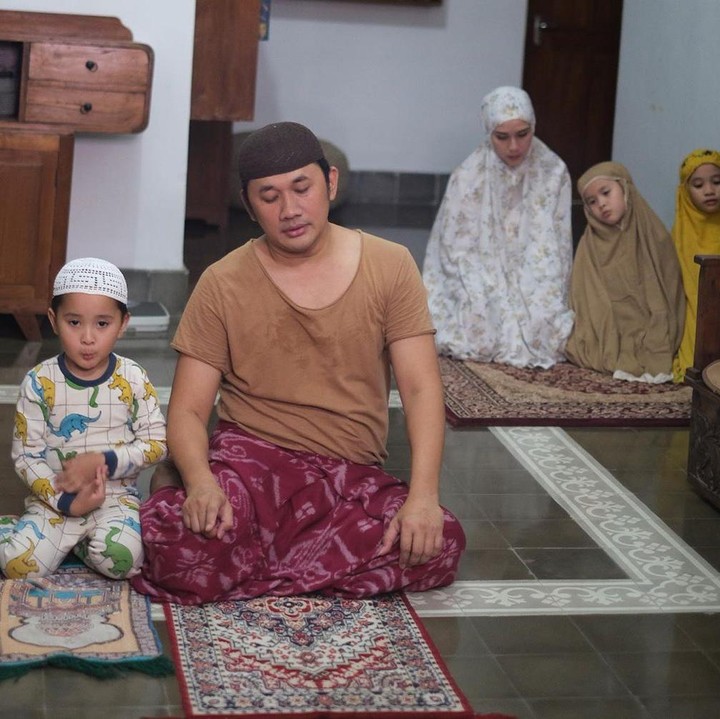 <p>Nah, walaupun di rumah aja, ibadah harus tetap jalan ya, Bun. Kayak keluarga Hanung Bramantyo dan Zaskia Adya Mecca ini. (Foto: Instagram @zaskiadyamecca)</p>