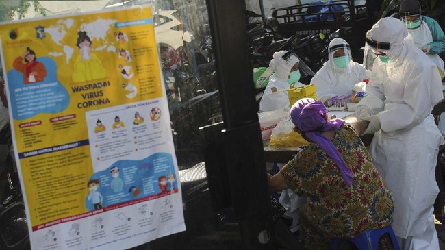Petugas melakukan pemeriksaan cepat COVID-19 (Rapid Test) terhadap warga di Pasar Kembang, Surabaya, Jawa Timur, Rabu (13/5/2020). Pemeriksaan cepat terhadap sejumlah pedagang di pasar itu guna mengetahui kondisi kesehatan mereka sebagai upaya untuk mencegah penyebaran virus Corona (COVID-19). ANTARA FOTO/Didik Suhartono/foc.