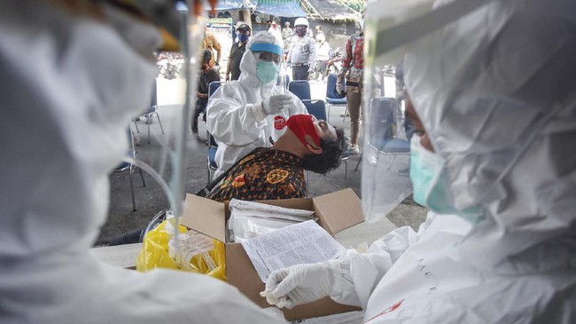 Petugas medis mengambil sampel saat 'swab test' COVID-19 di Pasar Kebon Kembang, Kota Bogor, Jawa Barat, Jumat (8/5/2020). Tes yang dilakukan secara acak untuk 175 pelaku usaha dan pedagang itu bertujuan untuk mendeteksi serta mencegah penyebaran COVID-19 di kawasan pasar tradisional. ANTARA FOTO/Yulius Satria Wijaya/pras.