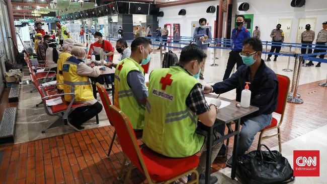 Calon penumpang melaporkan berkas kelengkapan perjalanan di posko pengendalian percepatan penanganan covid-19 Terminal 2 Bandara Soekarno Hatta, Tangerang, Banten, Rabu 13 Mei 2020. CNNIndonesia/Safir Makki