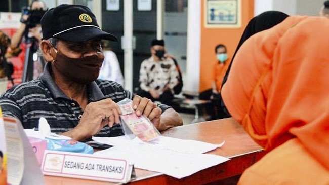 Pemerintah membuka opsi cara mencairkan BSU tahap 5 bagi masyarakat yang tak punya rekening bank. Berikut caranya.