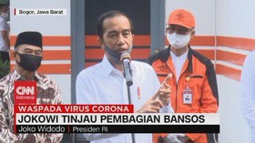 VIDEO: Jokowi Tinjau Pembagian Bansos