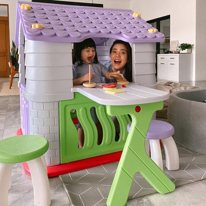 <p>Nah, kalau Alita senangnya main rumah-rumahan nih, Bun. Tentunya sambil ditemani bunda Alice Norin. (Foto: Instagram @alicenorin)</p>