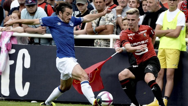 Everton's English defender Leighton Baines  (L) vies for the ball with Rennes' French midfielder Benjamin Bourigeaud  (R) during  a friendly football match between Rennes and Everton on July 28, 2018, in Vitre, western France. (Photo by JEAN-FRANCOIS MONIER / AFP)