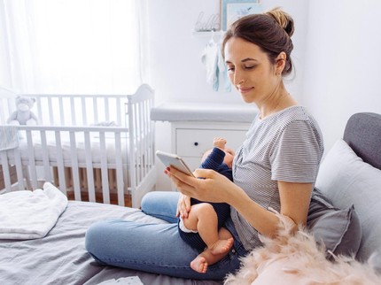 5 Alasan Bunda Wajib Hindari Main Gadget Saat Menyusui
