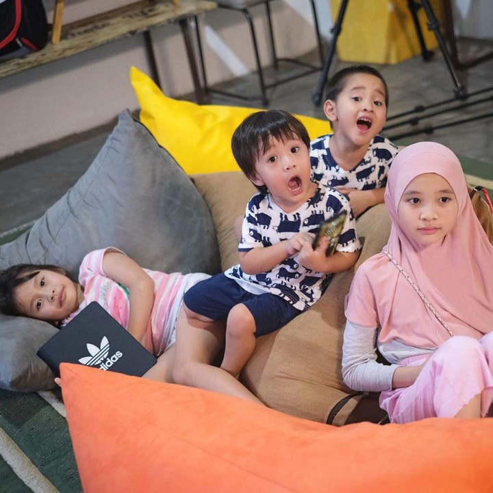 <p>Nah, ini buah hatinya Zaskia Adya Mecca dan Hanung Bramantyo, Bun. Selama di rumah aja, mereka semakin dekat satu sama lain karena sering melakukan aktivitas apapun bersama. (Foto: Instagram @zaskiadyamecca)</p>
