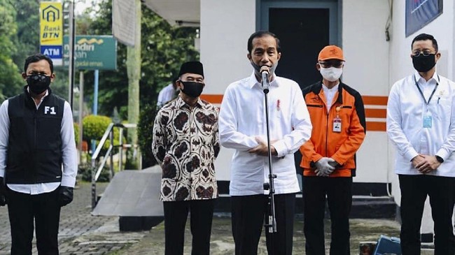 Presiden Joko Widodo meninjau penyaluran bantuan tunai kepada masyarakat di Kantor Pos Bogor, Rabu (13/5