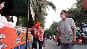 VIDEO: Antre Takjil Gratis, Warga Cempaka Putih Jaga Jarak