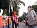 VIDEO: Antre Takjil Gratis, Warga Cempaka Putih Jaga Jarak