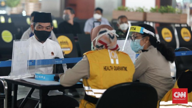Calon penumpang melaporkan berkas kelengkapan perjalanan di posko pengendalian percepatan penanganan covid-19 Terminal 3 Bandara Soekarno Hatta, Tangerang, Banten, Rabu 13 Mei 2020. CNNIndonesia/Safir Makki