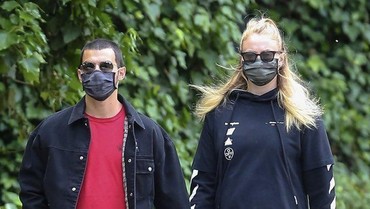 img-title Jalan Bareng Joe Jonas, Sophie Turner Pamerkan Perut Buncit