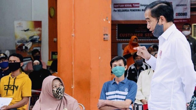 Presiden Joko Widodo meninjau penyaluran bantuan tunai kepada masyarakat di Kantor Pos Bogor, Rabu (13/5