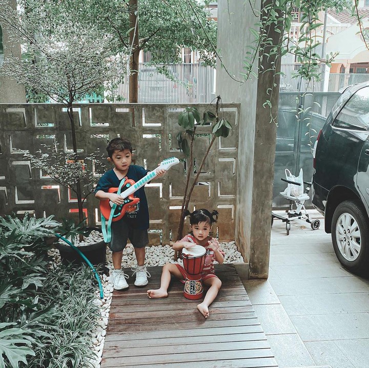 <p>Untuk menumpas kebosanan, dua buah hati cilik Nycta Gina ini bikin mini konser depan halaman rumah. Uta dan Uti lucu banget ya, Bun. (Foto: Instagram @missnyctagina)</p>