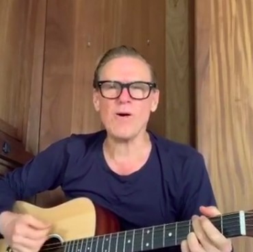 Waduh, Bryan Adams Positif COVID-19 Dua Kali dalam Sebulan