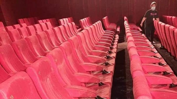 Kursi bioskop berjamur