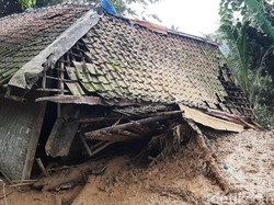 Detik-detik Longsor Timbun Warga dan Rusak Rumah di Bogor