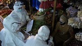 RAPID TEST DI PASAR TRADISIONAL Petugas kesehatan mengambil sampel darah seorang pedagang saat menggelar Rapid Test atau pemeriksaan cepat COVID-19 di Pasar Tradisional Pa'baeng-Baeng, Makassar, Sulawesi Selatan, Selasa (12/5/2020). Rapid test yang dilakukan terhadap pedagang dan pengunjung pasar tersebut sebagai upaya antisipasi penyebaran COVID-19 pada sejumlah pasar tradisional di Kota Makassar. ANTARA FOTO/Abriawan Abhe/foc.