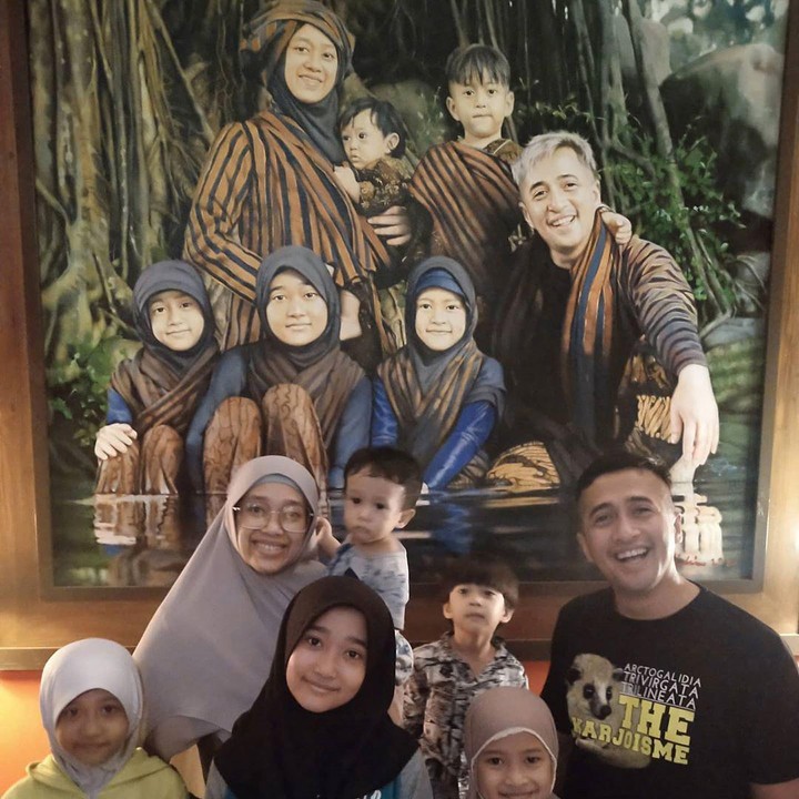 <p>Unik juga nih, foto bareng di depan foto keluarga dengan gaya yang sama seperti dilakukan keluarga Irfan Hakim ini. Bisa dicoba di rumah lho, Bun. (Foto: Instagram @irfanhakim75)</p>