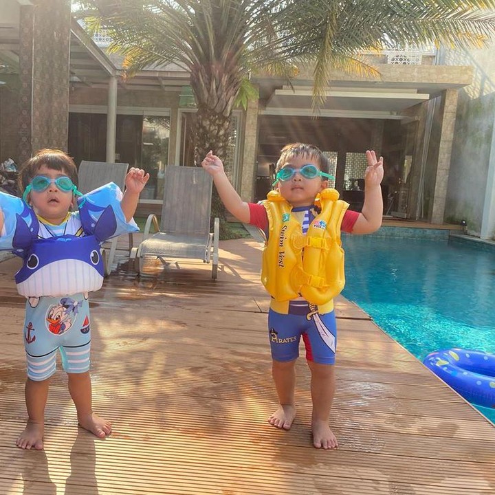 <p>Buah hati April Jasmine dan Ustaz Solmed ini mau siap-siap renang, Bun. Mereka berani dan tidak takut air ya he-he-he. (Foto: Instagram @apriljasmine85)</p>