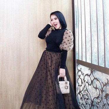 Syahrini Pernah Disakiti Sahabat Papa Angkat, Siapakah Dia?