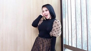 Syahrini Pernah Disakiti Sahabat Papa Angkat, Siapakah Dia?